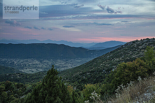 Griechenland  Epirus  Zagori  Pindos-Gebirge  Vikos-Nationalpark  Blick auf Berge  Tal und malerischen Sonnenuntergang