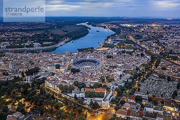 Frankreich  Provence-Alpes-Cote dAzur  Arles  Luftaufnahme des Amphitheaters von Arles und der umliegenden Gebäude in der Abenddämmerung