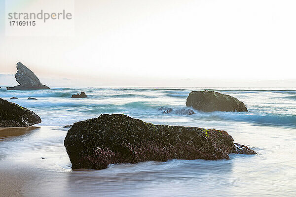 Strand mit Felsen bei Sonnenuntergang