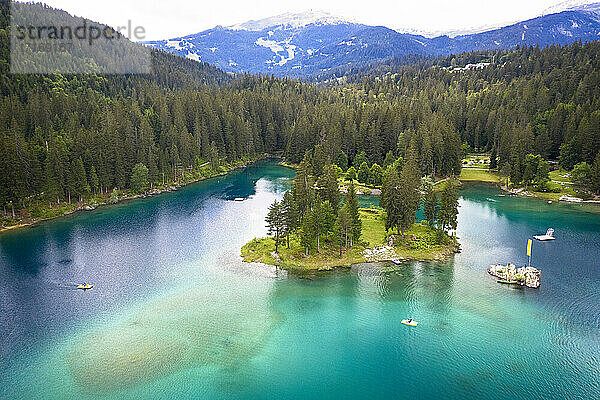 Schweiz  Graubünden  Caumasee  Luftaufnahme des Sees