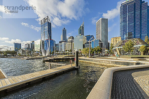 Australien  Ozeanien  Westaustralien  Swan River  Perth  Fluss und Wolkenkratzer