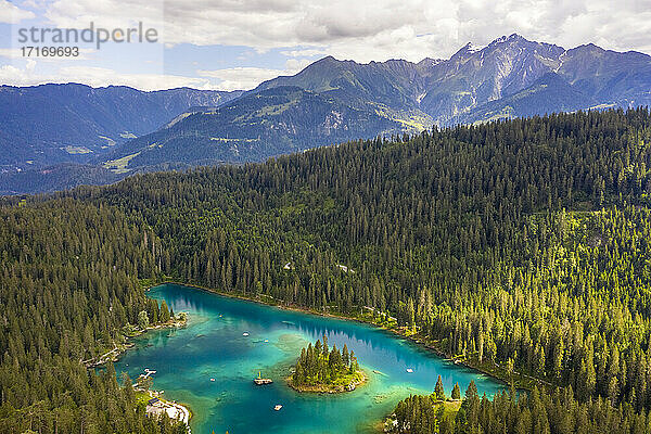 Schweiz  Graubünden  Caumasee  Luftaufnahme des Sees