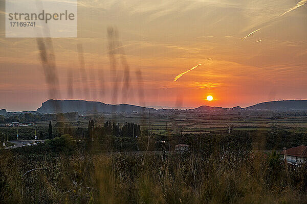 Schöner Sonnenuntergang über den Bergen bei Ammoudia  Epirus  Griechenland