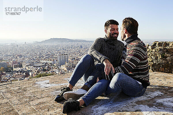 Glückliches schwules Paar am Wochenende auf dem Aussichtspunkt  Bunkers del Carmel  Barcelona  Spanien