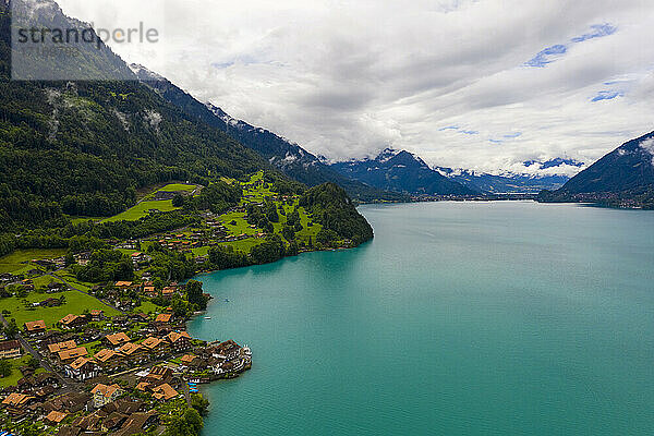 Schweiz  Brienzersee  Iseltwald  Luftaufnahme von See und Dorf in den Bergen