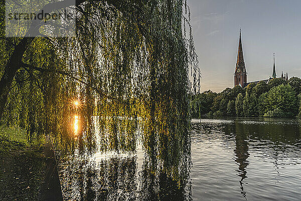 Deutschland  Hamburg  Kuhmuhlenteich und Sankt Gertrud Kirche bei Sonnenuntergang