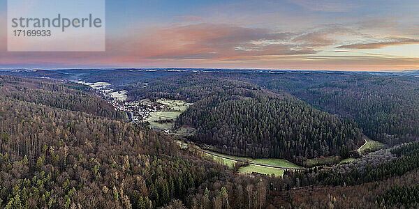 Schwäbische Alb vor orangefarbenem Himmel bei Sonnenaufgang