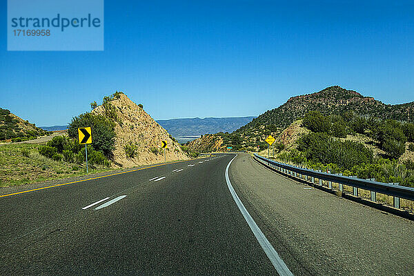 USA  Arizona  Sedona  Highway in die Berge