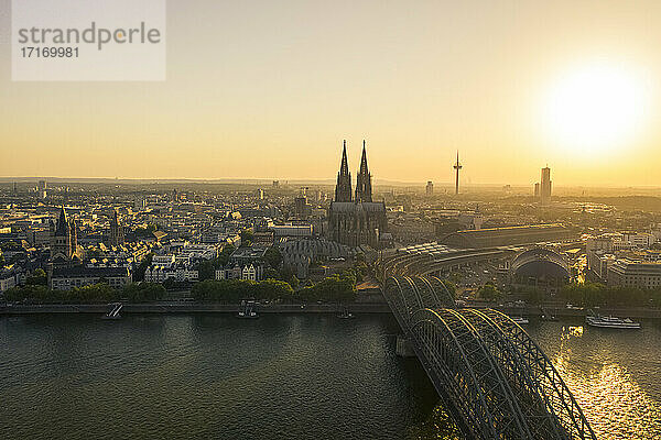 Deutschland  Köln  Rhein  Blick auf Fluss und Stadt bei Sonnenuntergang