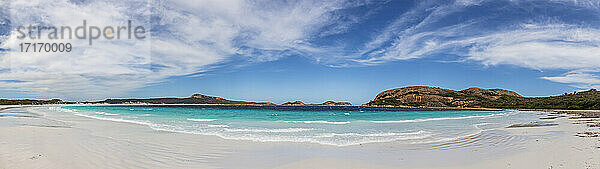 Strand und türkisfarbene Bucht  Westaustralien