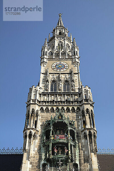 Deutschland  Bayern  München  Neues Rathaus  Rathausturm mit Glockenspiel