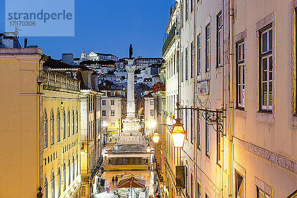 Portugal  Lissabon  Chiado  Calcada do Duque  Altstadtgebäude und Säule von Pedro IV