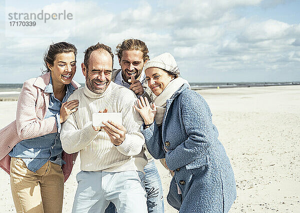 Gruppe von Freunden nehmen Selfie am Strand