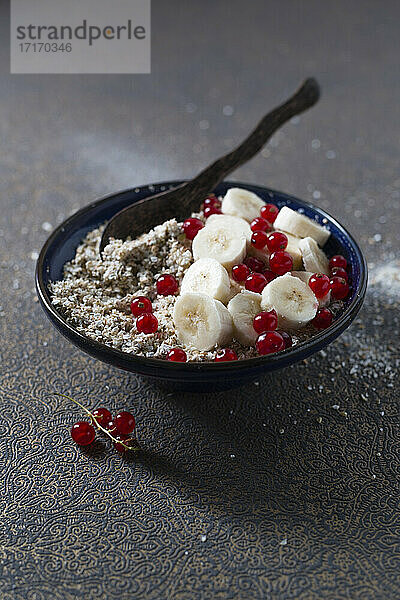 Buchweizengrütze mit Johannisbeeren und Banane