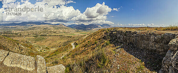 Albanien  Kreis Vlore  Panorama einer braunen Hügellandschaft im Sommer