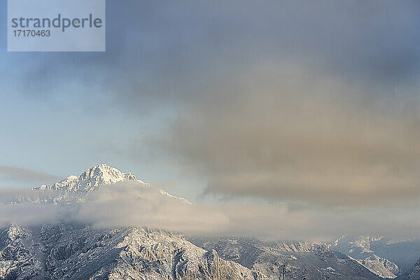 Wolkenlandschaft über schneebedecktem Berg in den Orobischen Alpen  Lecco  Italien