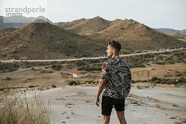 Junger Mann steht in der Wüste von Almeria  Tabernas  Spanien