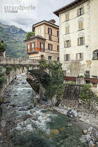 Fluss Mera bei Gebäuden in der Stadt  Palazzo Pestalozzi  Valchiavenna  Chiavenna  Provinz Sondrio  Lombardei  Italien