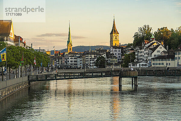 Ufer der Limmat mit der Kirche St. Peter und dem Fraumünster in Zürich  Schweiz
