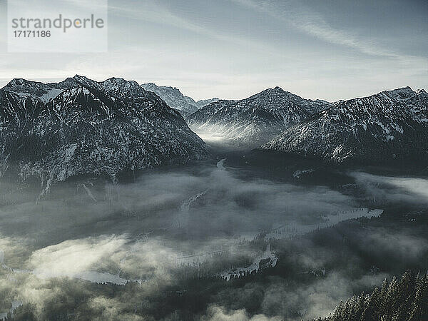 Deutschland  Bayern  Ammergauer Alpen  Teufelstattkopf  Berge am Wintertag