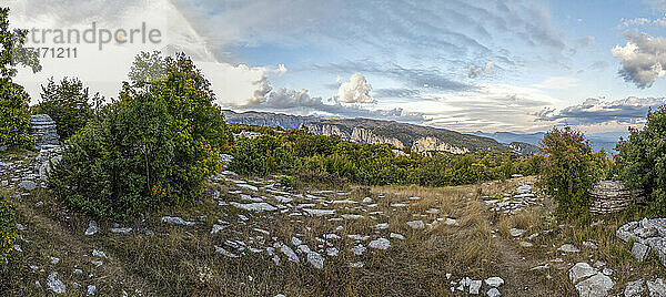 Griechenland  Epirus  Zagori  Pindos-Gebirge  Vikos-Nationalpark  Blick auf eine Bergkette mit Felsformation