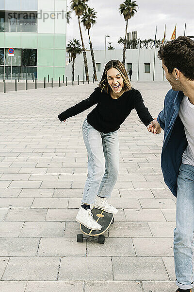 Junges Paar auf dem Skateboard
