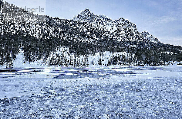 Gefrorener Ferchensee mit schneebedecktem Wettersteingebirge im Hintergrund  Bayern  Deutschland