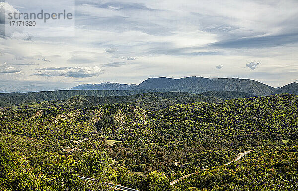 Griechenland  Epirus  Zagori  Pindos-Gebirge  Vikos-Nationalpark  Blick auf Berge und Tal