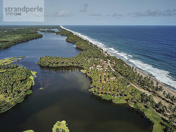 Elfenbeinküste  Grand-Bassam  Luftaufnahme einer von Palmen umgebenen Lagune