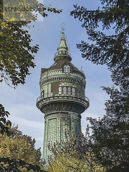 Deutschland  Hamburg  Lokstedt  Wasserturm im Herbst