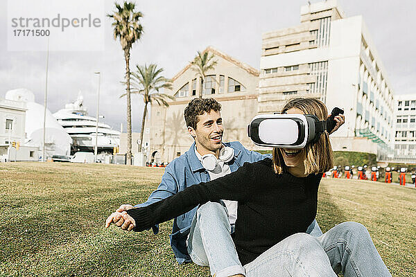 Ehepaar benutzt Virtual-Reality-Brille in der Stadt