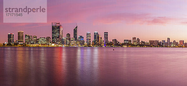 Australien  Perth  Swan River  Stadt und Fluss bei Sonnenaufgang