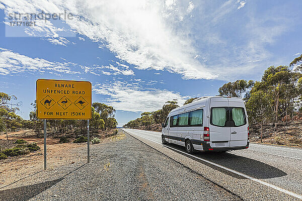 Australien  South Australia  Nullarbor Plain  Warnschild am Eyre Highway