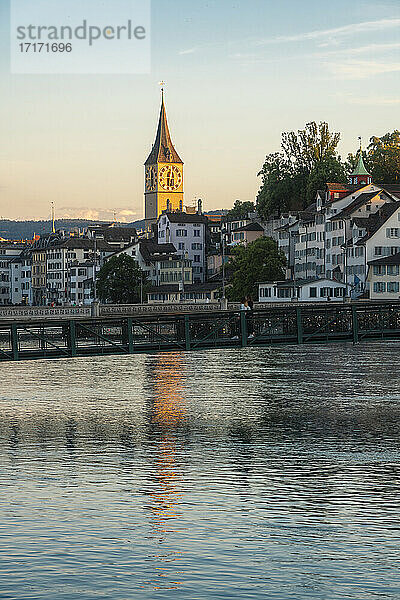 Brücke über die Limmat mit der Kirche St. Peter und Fraumünster in Zürich  Schweiz