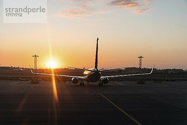 Flugzeug auf dem Flughafen bei Sonnenuntergang