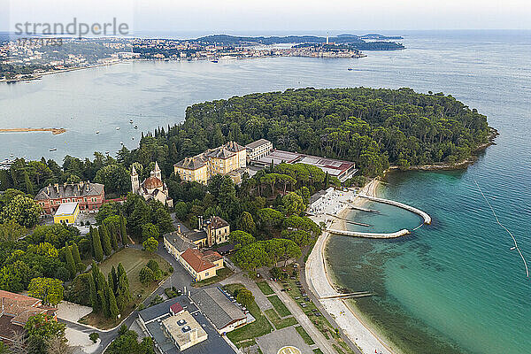 Kroatien  Gespanschaft Istrien  Rovinj  Luftaufnahme der Küstenstadt in der frühen Sommerdämmerung