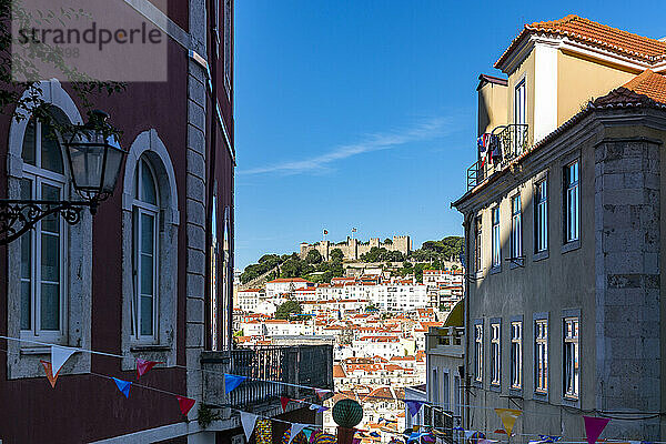 Portugal  Lissabon  Altstadthäuser mit der Burg So Jorge in der Ferne