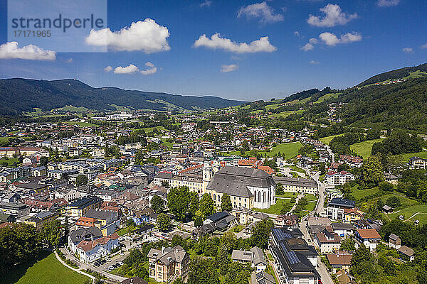 Österreich  Oberösterreich  Mondsee  Luftaufnahme des Stifts Mondsee und der umliegenden Stadt im Sommer