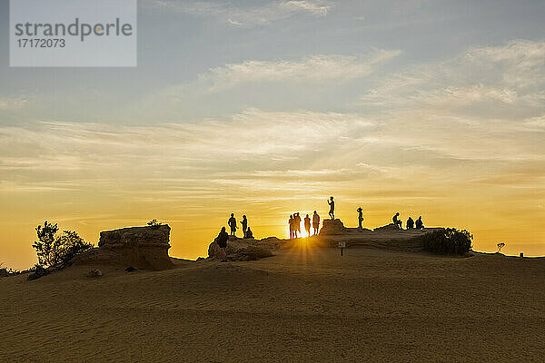 Australien  Ozeanien  Westaustralien  Cervantes  Namburg National Park  Menschen bei Sonnenuntergang in der Pinnacles Wüste