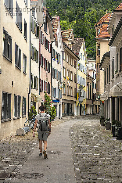Forscher mit Rucksack auf der Storchengasse in der Altstadt von Chur  Schweiz