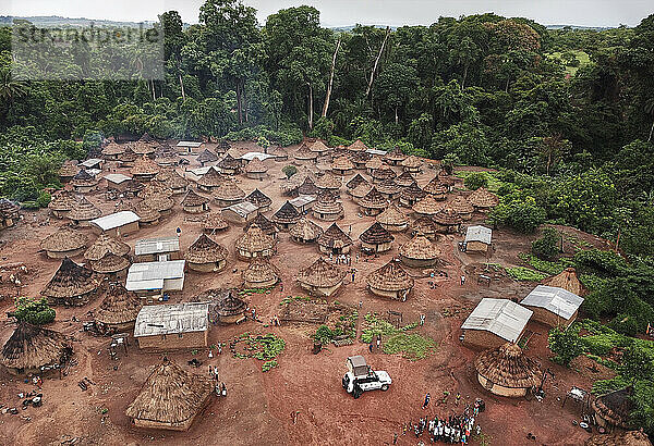 Elfenbeinküste  Korhogo  Luftaufnahme eines traditionellen afrikanischen Dorfes