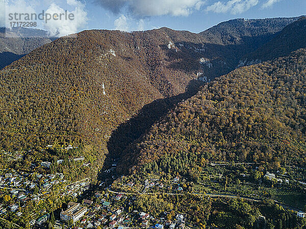 Georgien  Abchasien  Gagra  Luftaufnahme der Stadt im Tal