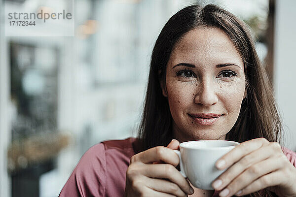 Geschäftsfrau mit Kaffeetasse im Cafe