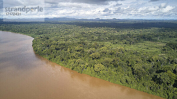 Kamerun  Luftaufnahme des Sanaga-Flusses in der Landschaft