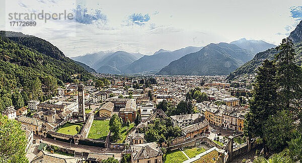 Stadtbild im Valchiavenna-Tal gegen den Himmel  Chiavenna  Provinz Sondrio  Lombardei  Italien