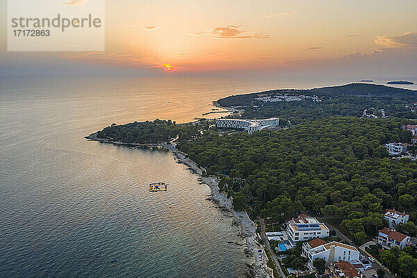 Kroatien  Gespanschaft Istrien  Rovinj  Luftaufnahme des bewaldeten Ufers der Küstenstadt bei Sonnenuntergang