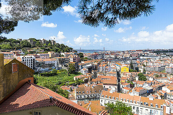 Portugal  Lissabon  Miradouro da Graca  Altstadt mit Burg So Jorge in der Ferne