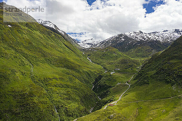 Schweiz  Furkapass  James Bond Street  Berge und Straße im Tal