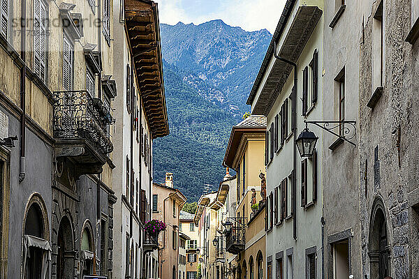 Gebäude in der Altstadt gegen den Berg  Valchiavenna  Chiavenna  Provinz Sondrio  Lombardei  Italien