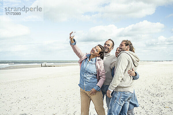 Gruppe von Freunden nehmen Selfie am Strand